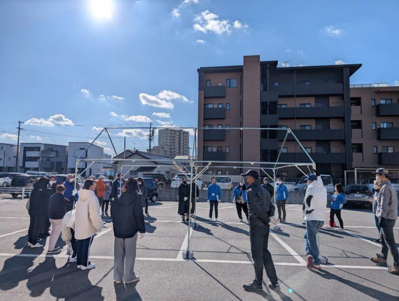 屋外でのテント設置の様子