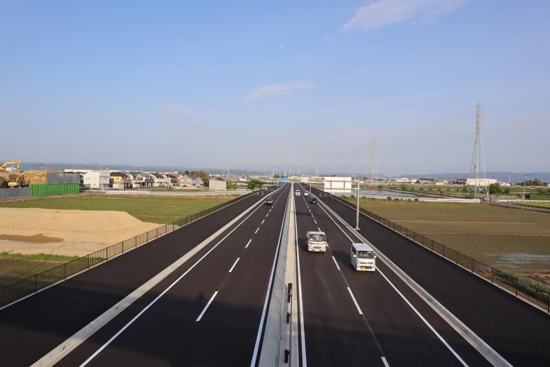 横断歩道橋から東方向を撮影