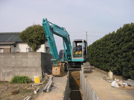 建設機械バックホウにて掘削