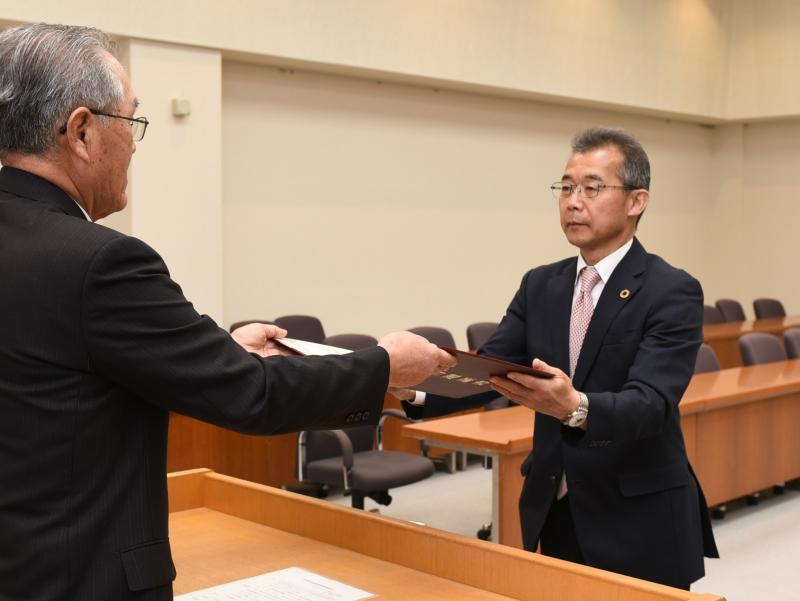 当選証書を受ける三星市長