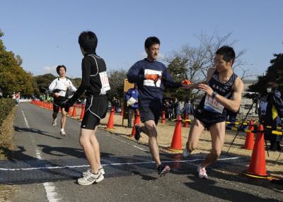 市民駅伝大会のたすき渡し