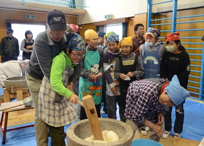 131206安城西部小学校もちつき集会