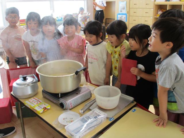 高棚こども園カレーパーティー鍋を見ているところ