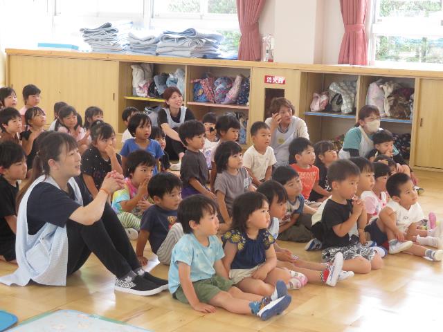 高こにこにこランド見ている園児