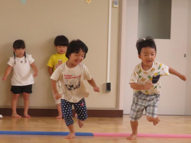 高こマットまで走る年中児