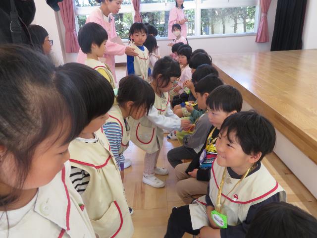 高棚新入園児歓迎会メダル渡し