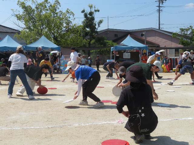 高棚こども園運動会年長親子オセロ