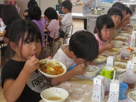 高棚こども園カレー食べているところ
