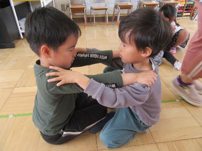 東こ肩くみ