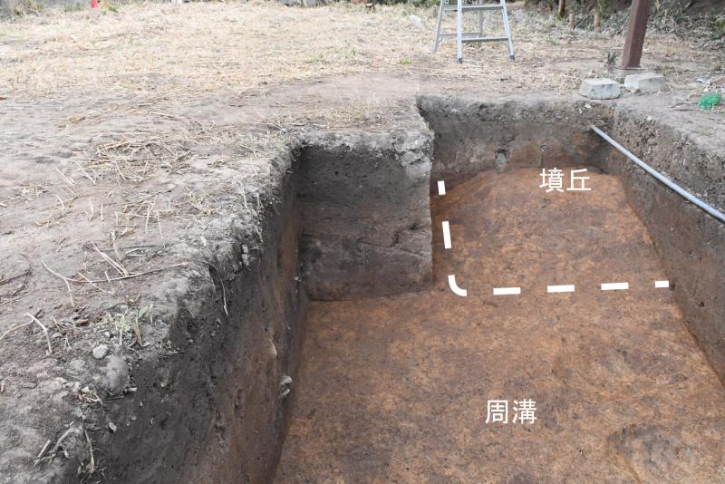 調査区2-後方部の裾(南西から)