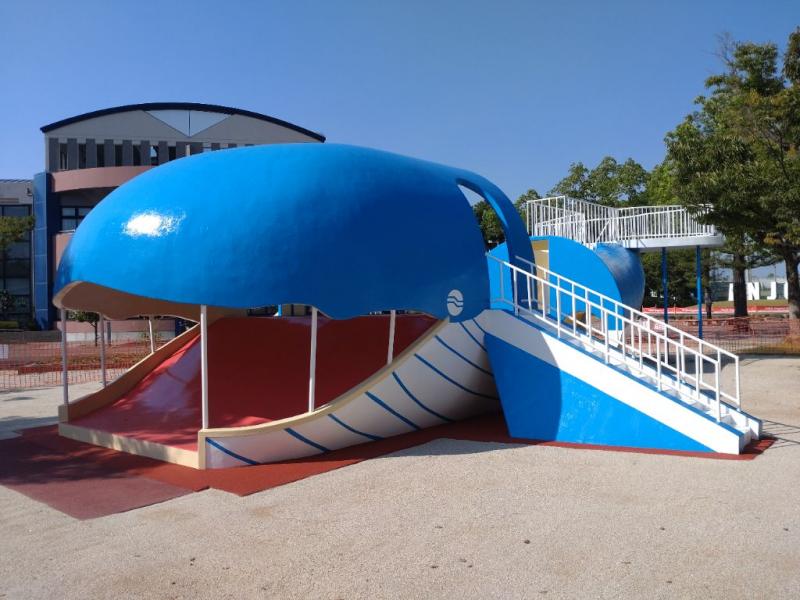 クジラ遊具