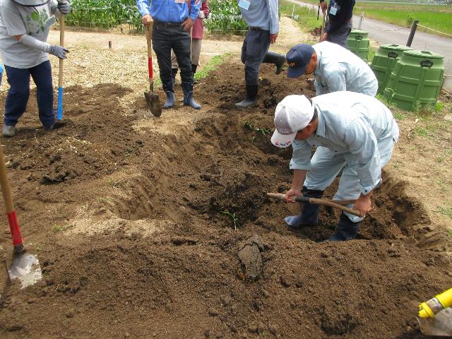 r80612残渣置場穴掘り2