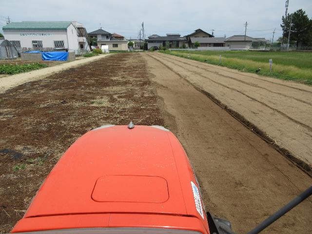 r80731トラクタ耕運1