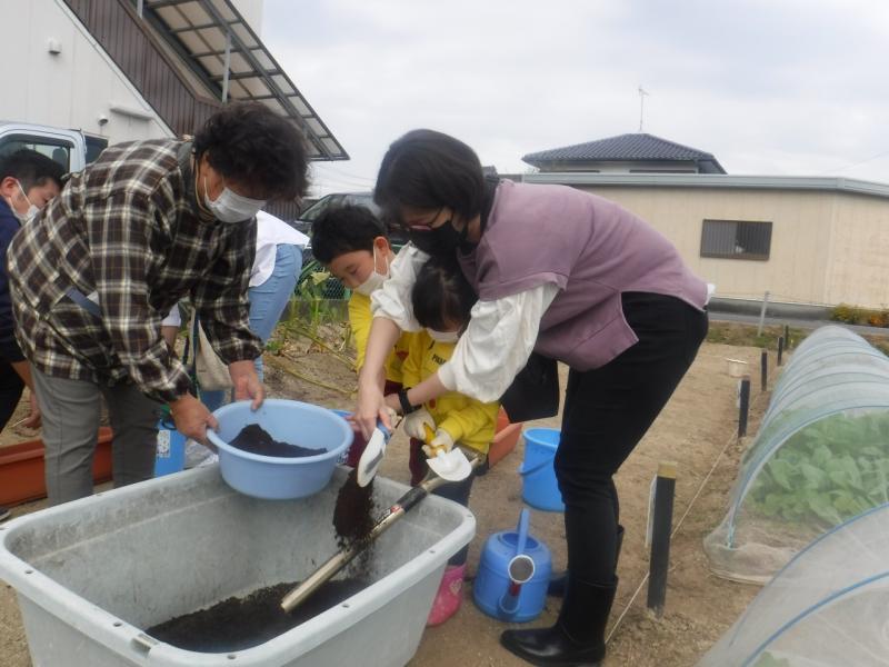 親子いちごプランター植付体験3